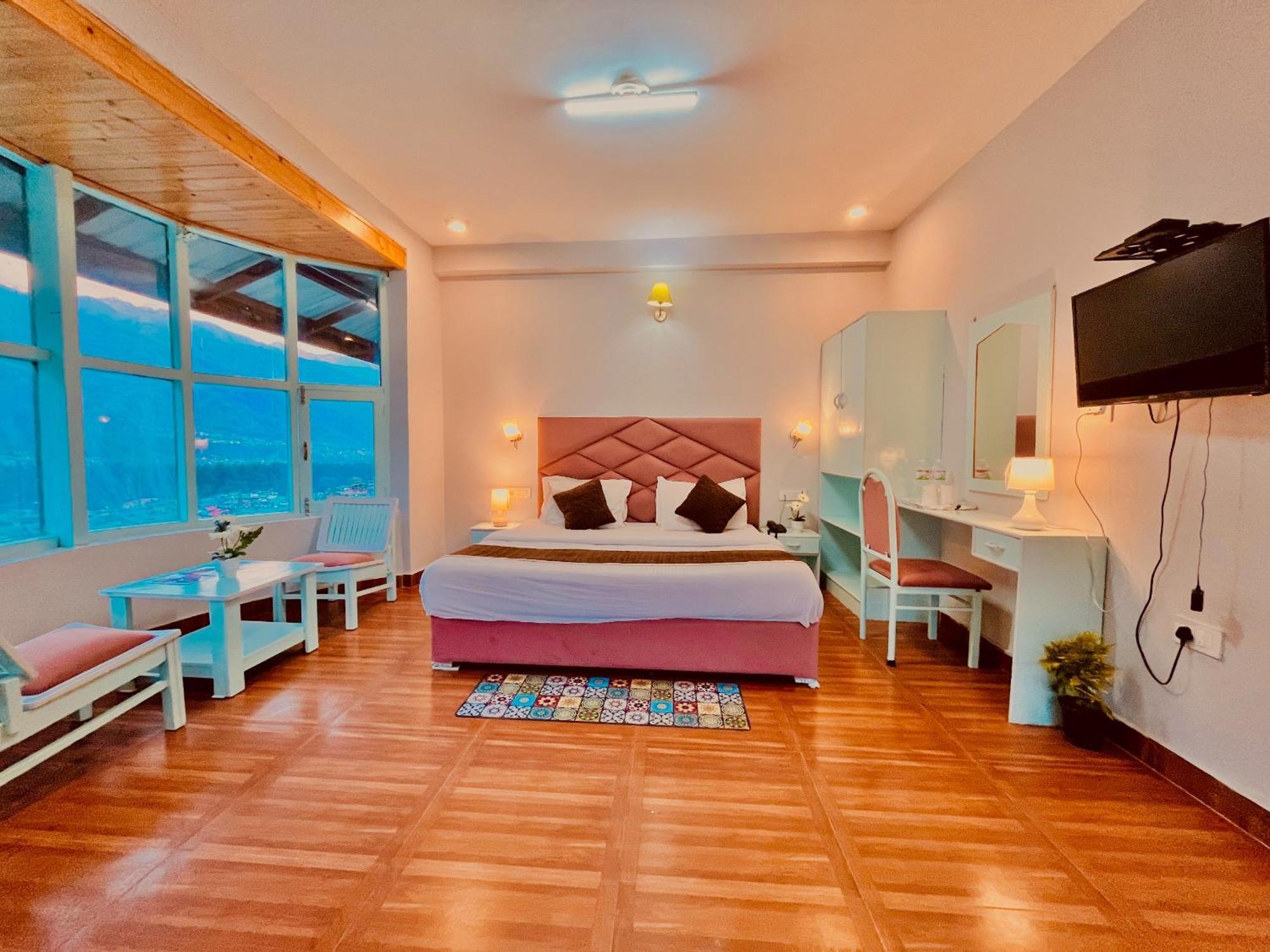 Hotel The Hadimba Palace # Mountain View ! Family Hotel ! Big Private Parking ! Near To Mall Road Manali  Exterior photo