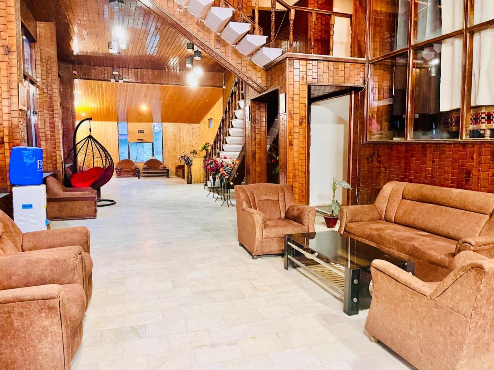 Hotel The Hadimba Palace # Mountain View ! Family Hotel ! Big Private Parking ! Near To Mall Road Manali  Exterior photo