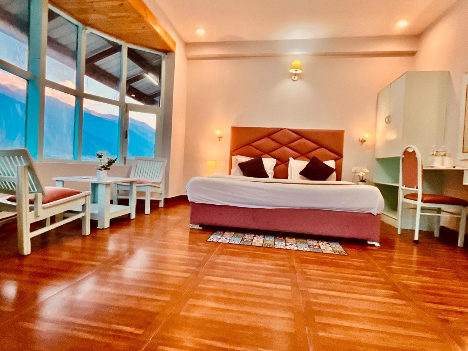 Hotel The Hadimba Palace # Mountain View ! Family Hotel ! Big Private Parking ! Near To Mall Road Manali  Exterior photo