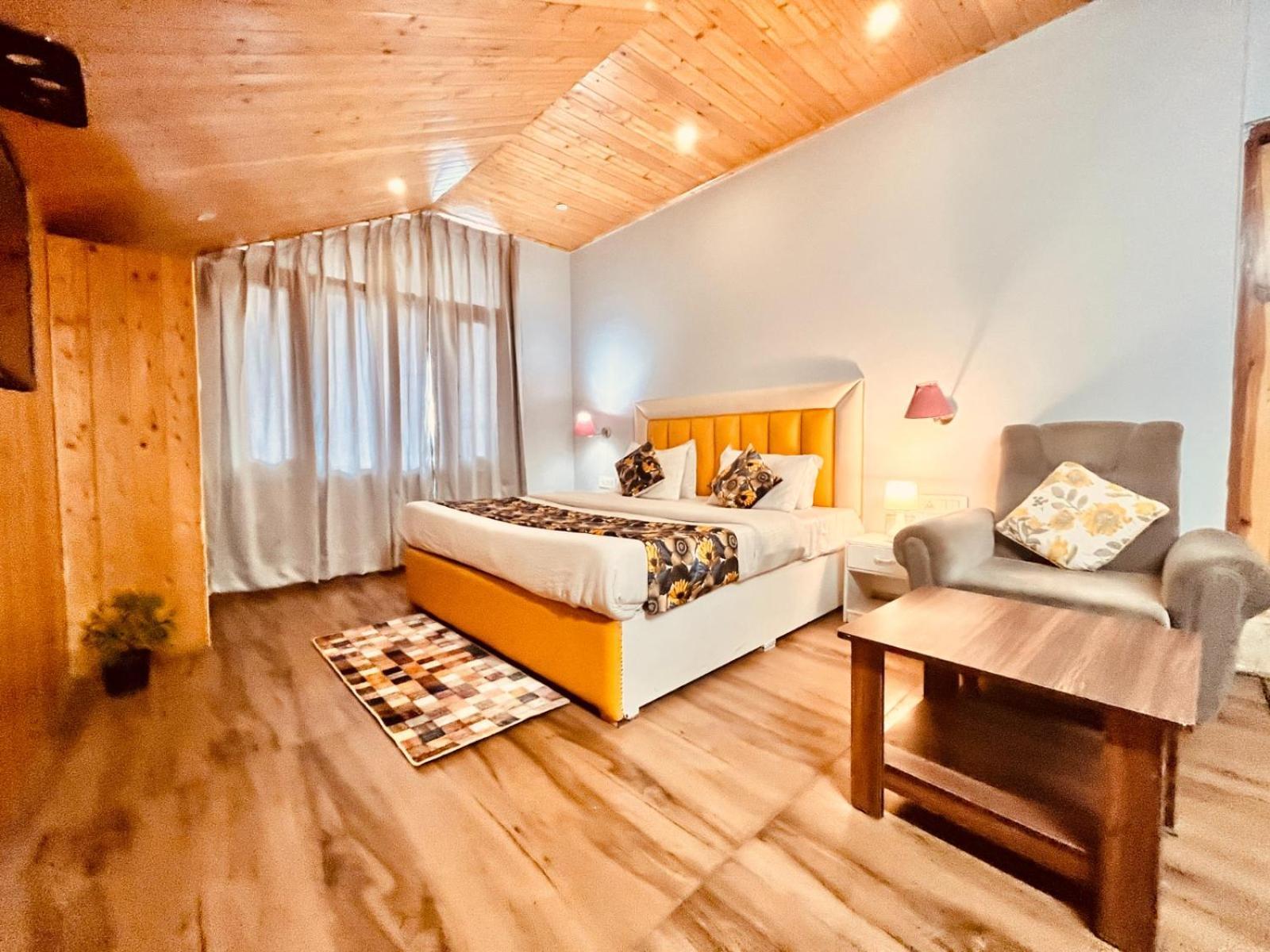 Hotel The Hadimba Palace # Mountain View ! Family Hotel ! Big Private Parking ! Near To Mall Road Manali  Exterior photo