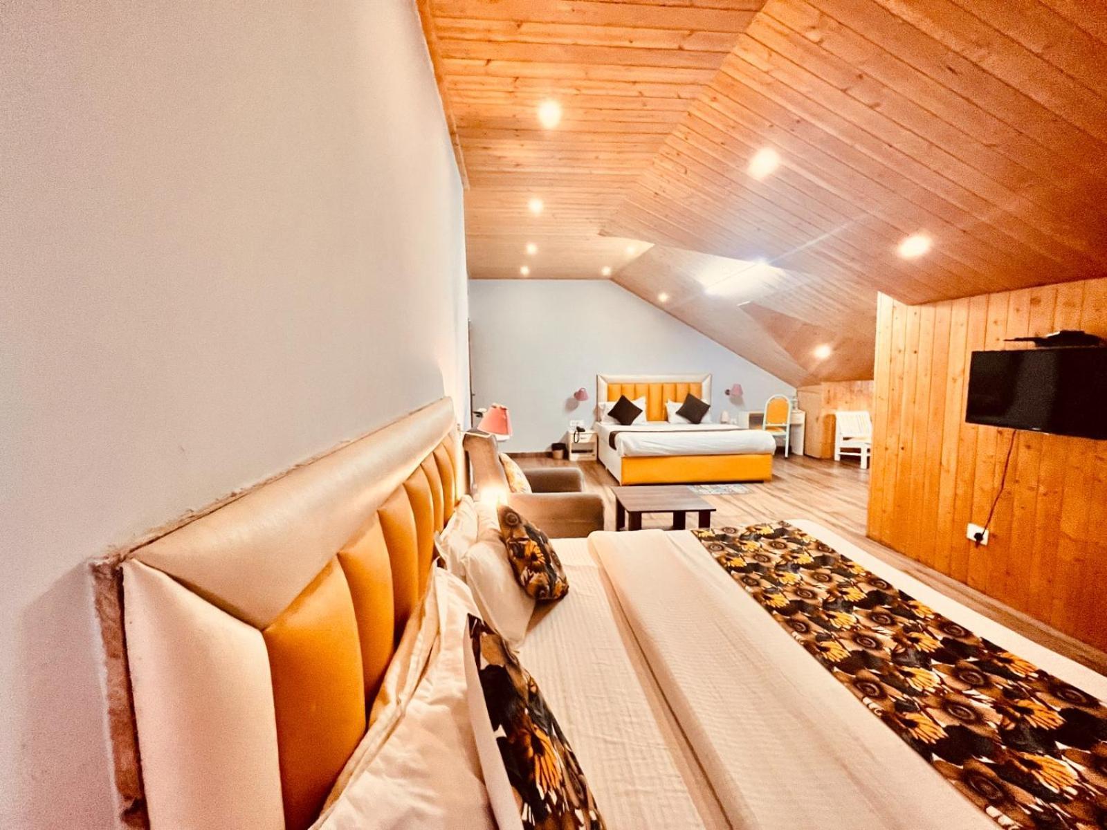 Hotel The Hadimba Palace # Mountain View ! Family Hotel ! Big Private Parking ! Near To Mall Road Manali  Exterior photo