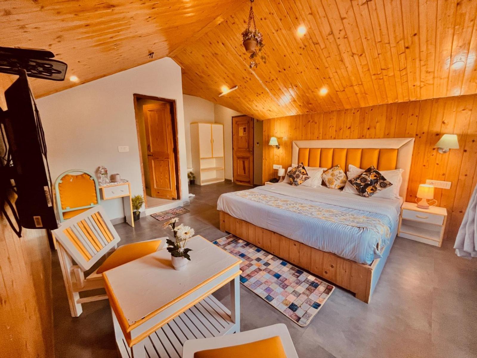 Hotel The Hadimba Palace # Mountain View ! Family Hotel ! Big Private Parking ! Near To Mall Road Manali  Exterior photo