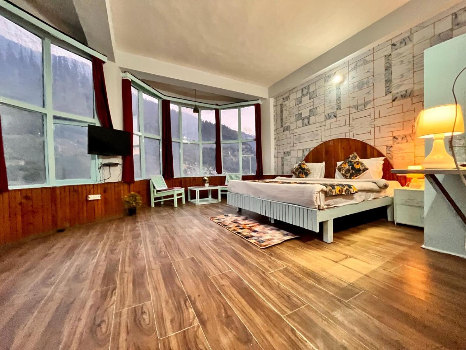 Hotel The Hadimba Palace # Mountain View ! Family Hotel ! Big Private Parking ! Near To Mall Road Manali  Exterior photo