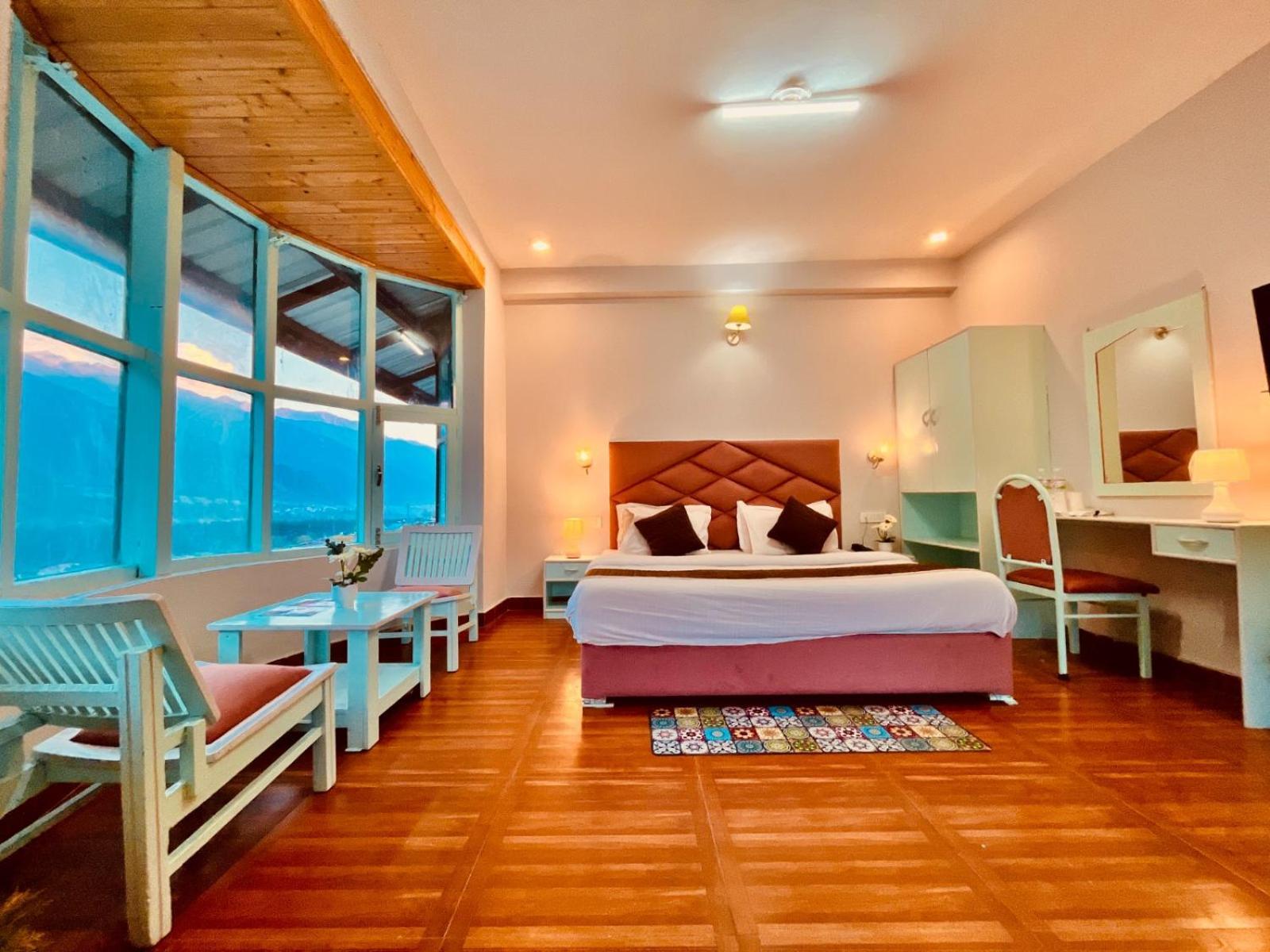 Hotel The Hadimba Palace # Mountain View ! Family Hotel ! Big Private Parking ! Near To Mall Road Manali  Exterior photo