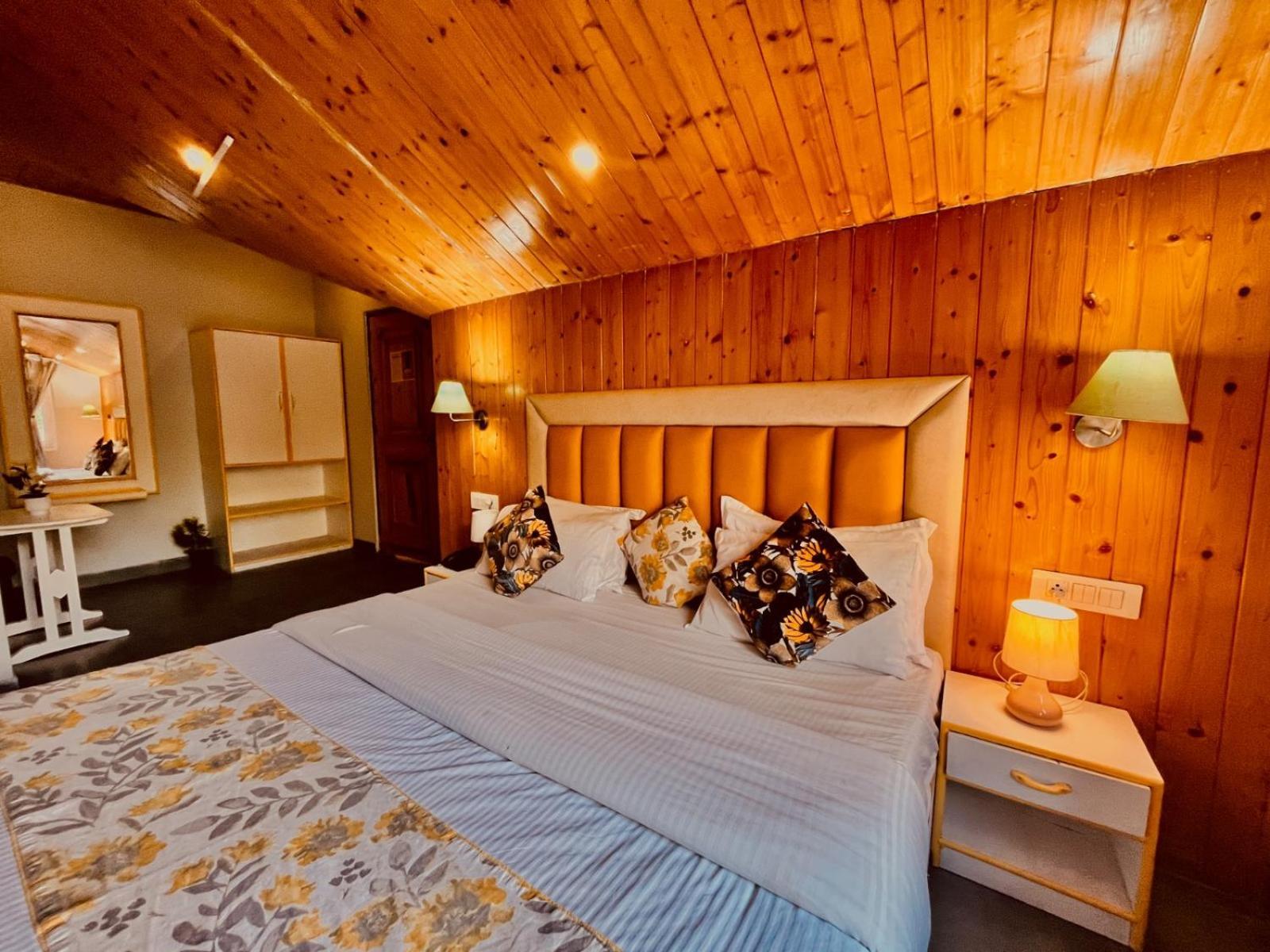 Hotel The Hadimba Palace # Mountain View ! Family Hotel ! Big Private Parking ! Near To Mall Road Manali  Exterior photo