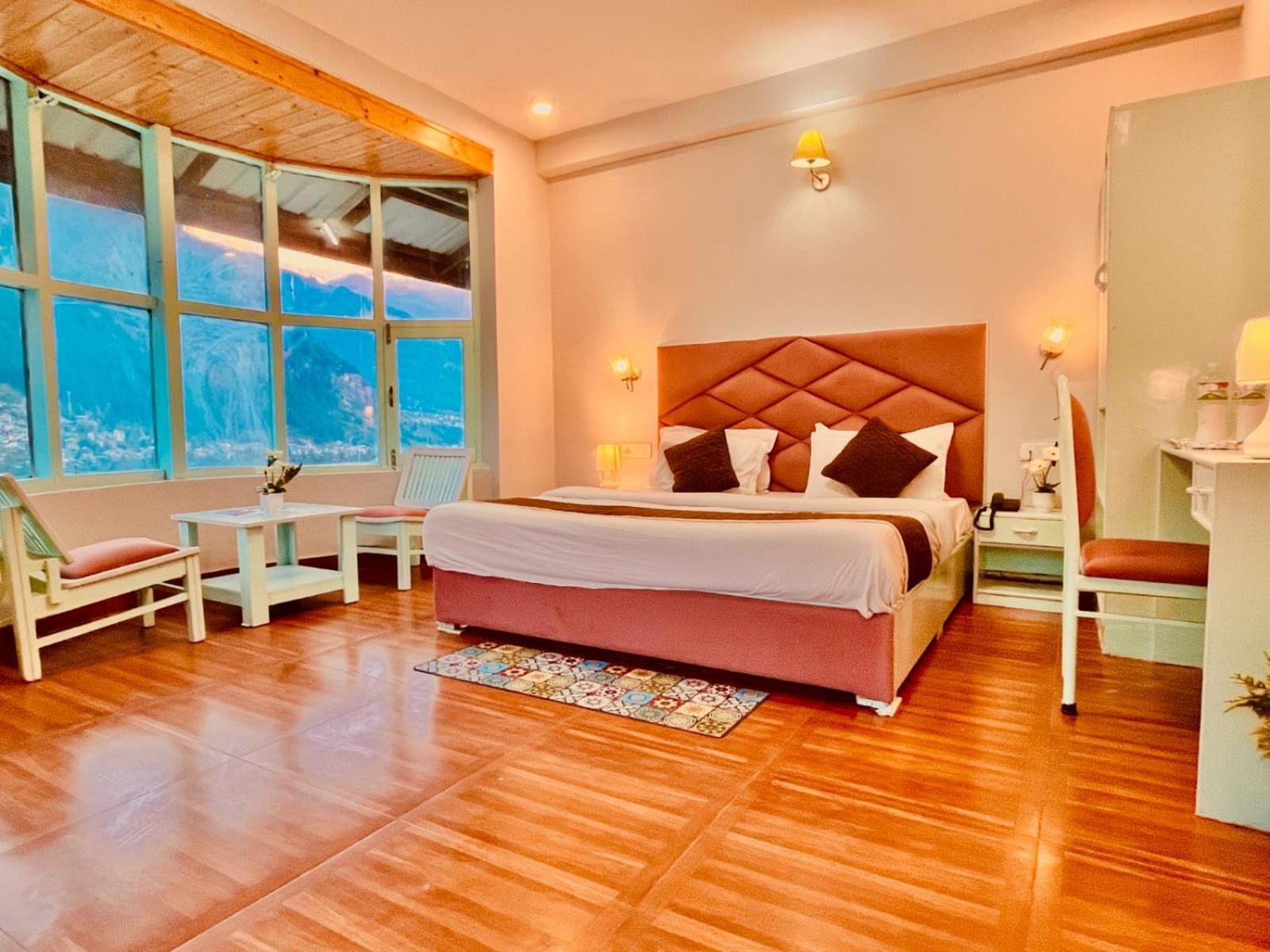 Hotel The Hadimba Palace # Mountain View ! Family Hotel ! Big Private Parking ! Near To Mall Road Manali  Exterior photo