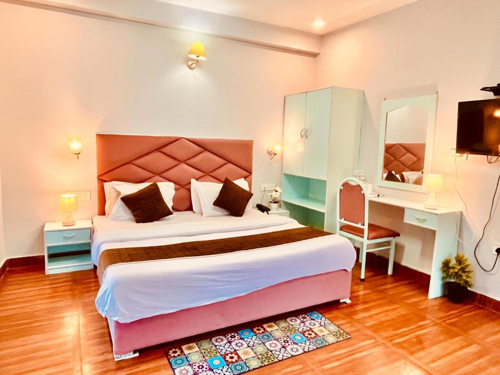 Hotel The Hadimba Palace # Mountain View ! Family Hotel ! Big Private Parking ! Near To Mall Road Manali  Exterior photo