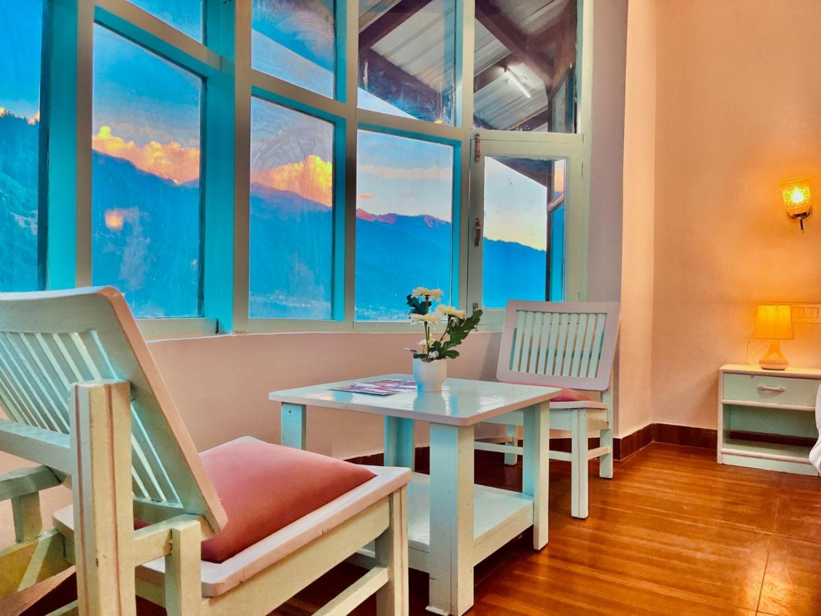 Hotel The Hadimba Palace # Mountain View ! Family Hotel ! Big Private Parking ! Near To Mall Road Manali  Exterior photo
