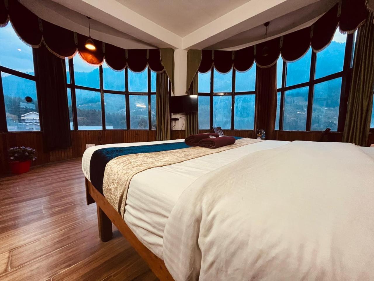 Hotel The Hadimba Palace # Mountain View ! Family Hotel ! Big Private Parking ! Near To Mall Road Manali  Exterior photo