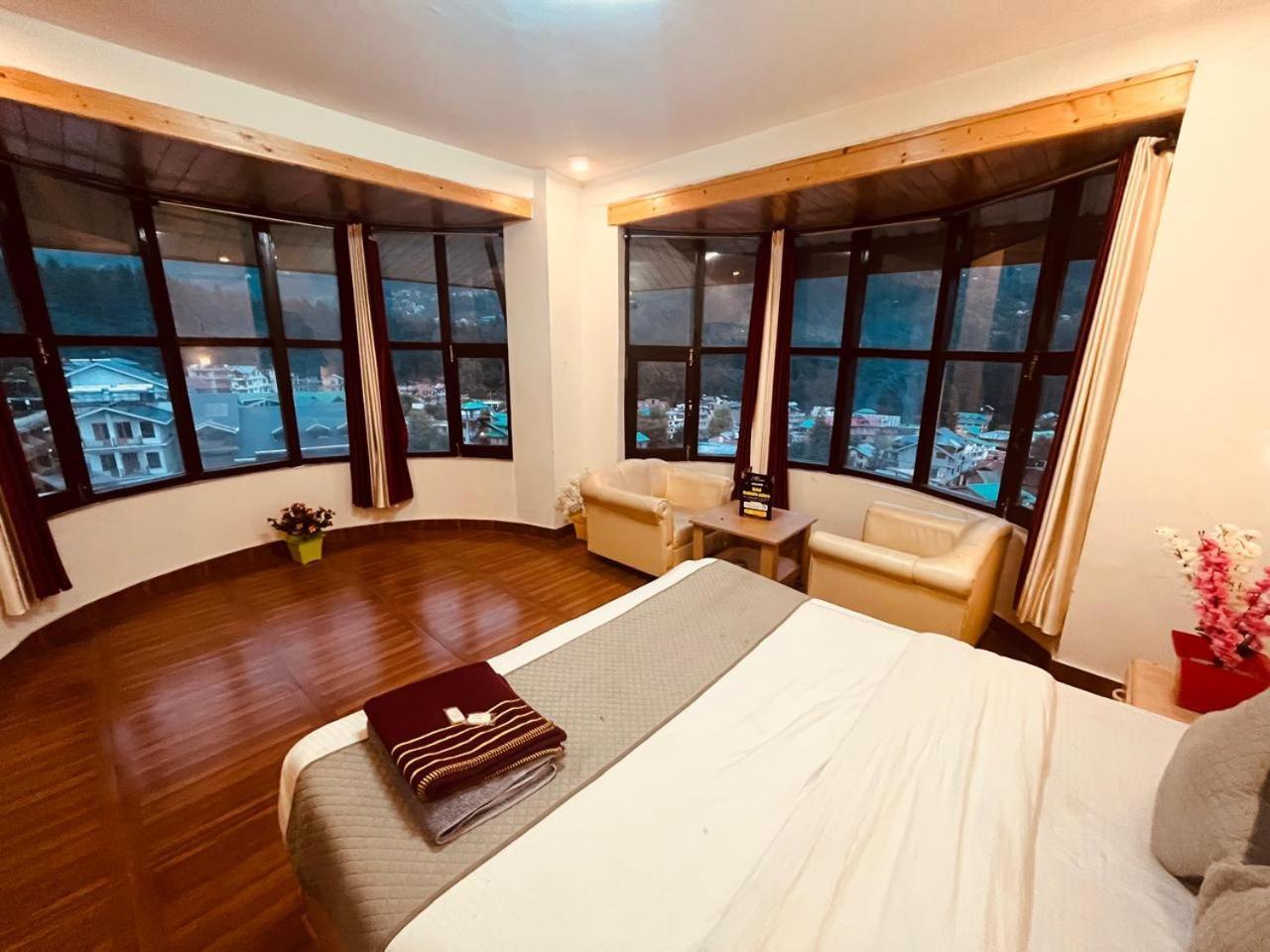 Hotel The Hadimba Palace # Mountain View ! Family Hotel ! Big Private Parking ! Near To Mall Road Manali  Exterior photo
