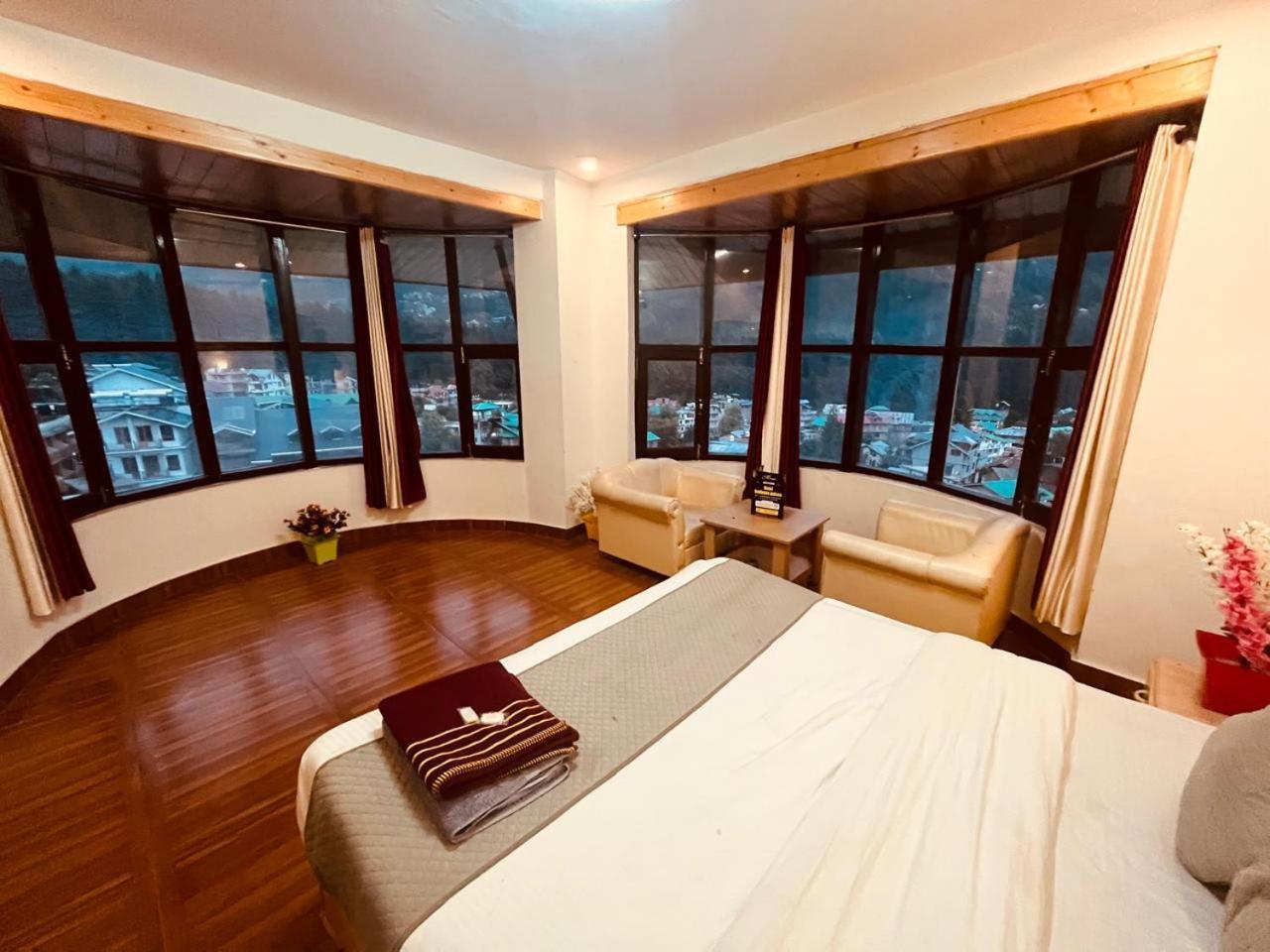 Hotel The Hadimba Palace # Mountain View ! Family Hotel ! Big Private Parking ! Near To Mall Road Manali  Exterior photo