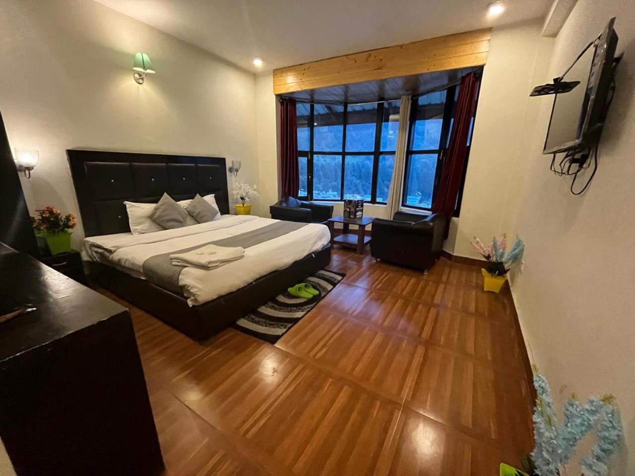 Hotel The Hadimba Palace # Mountain View ! Family Hotel ! Big Private Parking ! Near To Mall Road Manali  Exterior photo
