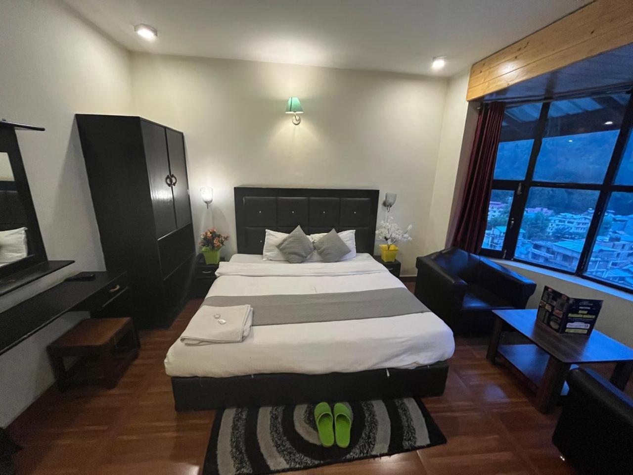 Hotel The Hadimba Palace # Mountain View ! Family Hotel ! Big Private Parking ! Near To Mall Road Manali  Exterior photo