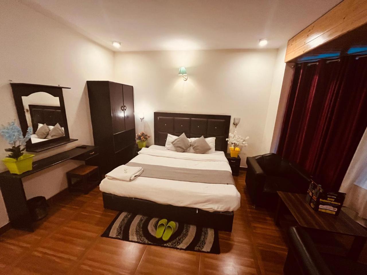 Hotel The Hadimba Palace # Mountain View ! Family Hotel ! Big Private Parking ! Near To Mall Road Manali  Exterior photo