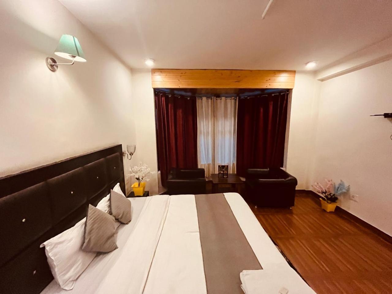 Hotel The Hadimba Palace # Mountain View ! Family Hotel ! Big Private Parking ! Near To Mall Road Manali  Exterior photo